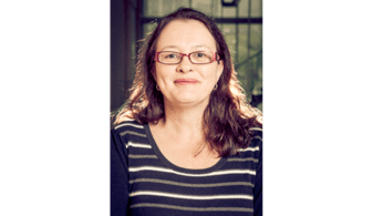 Prof Carolyn Williamson receives UCT Excellence Award